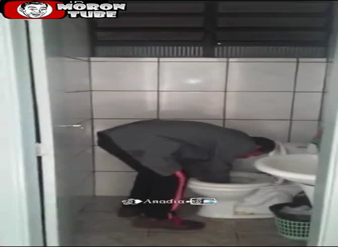 Video :Use the toilet bowl's water to wash yourself
